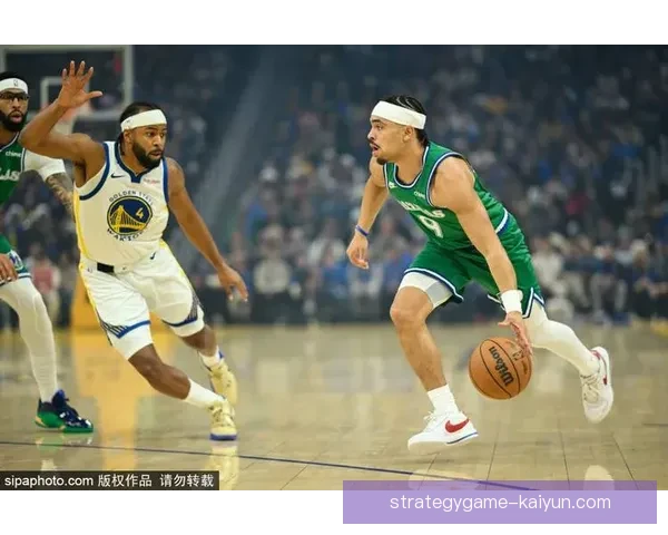 戴维斯边路配合助力球队逆转胜利，状态回暖值得关注